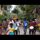 Die Prozession mit der Statue der präsidierenden Gottheit des Tempels wird angeführt von einer lautstarken Trommlergruppe